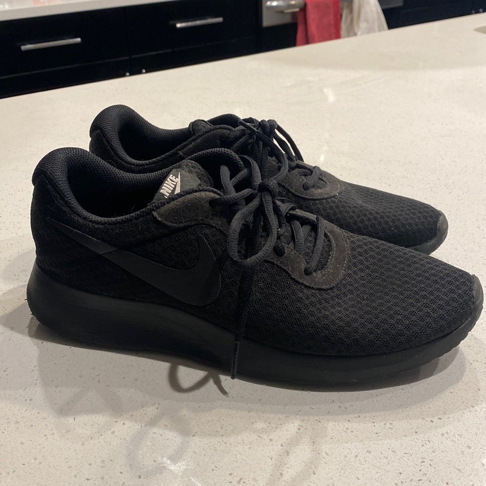 Black Nike cloud shoes. Women’s size 9.5, great condition
